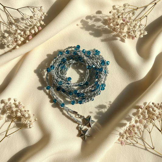 Choker abbraccio argento con perline azzurre e charms stelle
