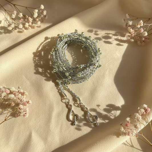 Choker abbraccio argento con perline salvia e charms chiavi di violino