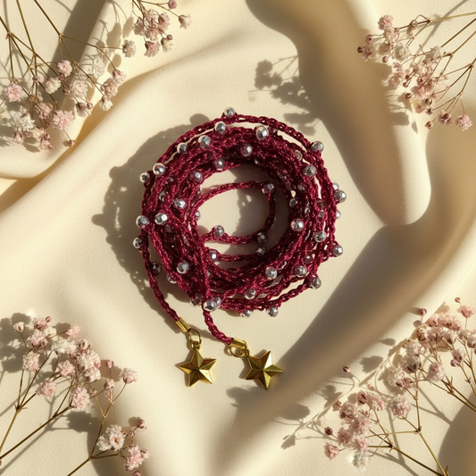 Choker abbraccio amaranto con perline oro lilla e charms stelle