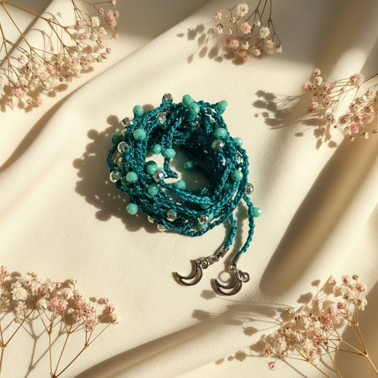 Choker abbraccio turchese con perline argento e verde acqua e charms lune