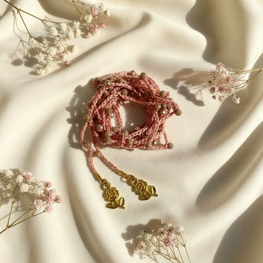 Choker abbraccio rosa con perline rosa antico e charms roselline
