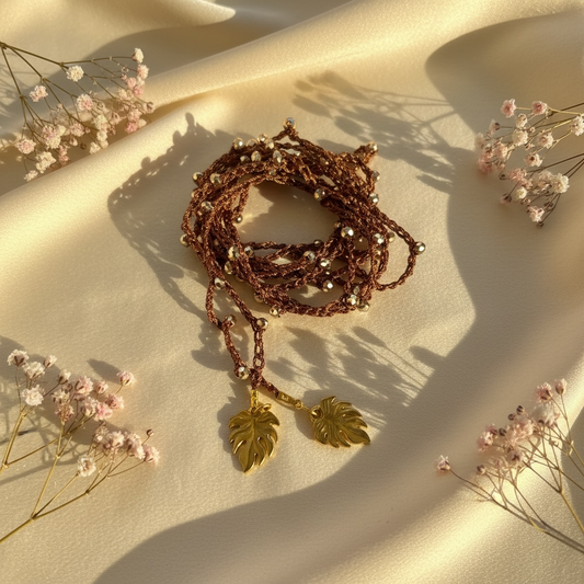 Choker abbraccio rame con perline oro e charms foglia di monstera