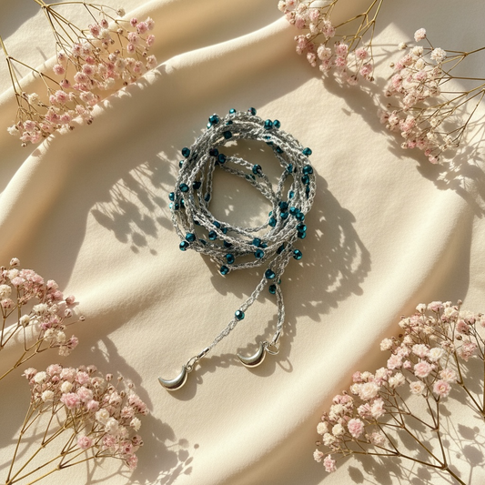 Choker abbraccio argento con perline blu e charms luna