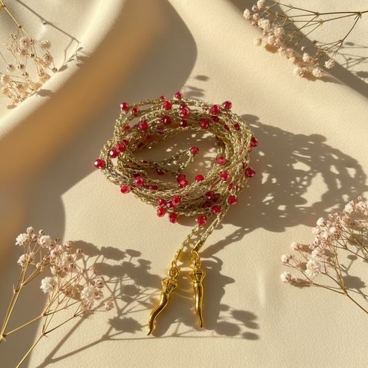 Choker abbraccio oro con perline bordeaux e charms corni portafortuna